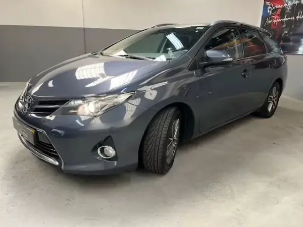 Toyota Auris Touring Sports 2014 - 12250 EUR, 160000 km - AUTO.MOTO.pt - 160000km - foto 2 de 9
