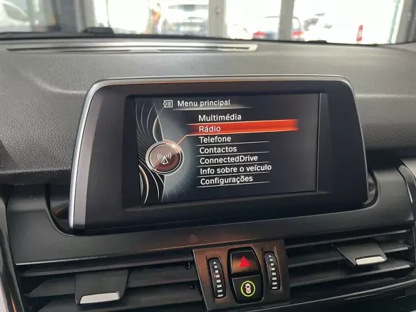 BMW 214 Active Tourer 2017 - 15600 EUR, 98526 km - AUTO.MOTO.pt - 98526km - foto 12 de 21