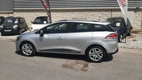 Renault Clio Sport Tourer 2018 - 11500 EUR, 89764 km - AUTO.MOTO.pt - 89764km - foto 23 de 46