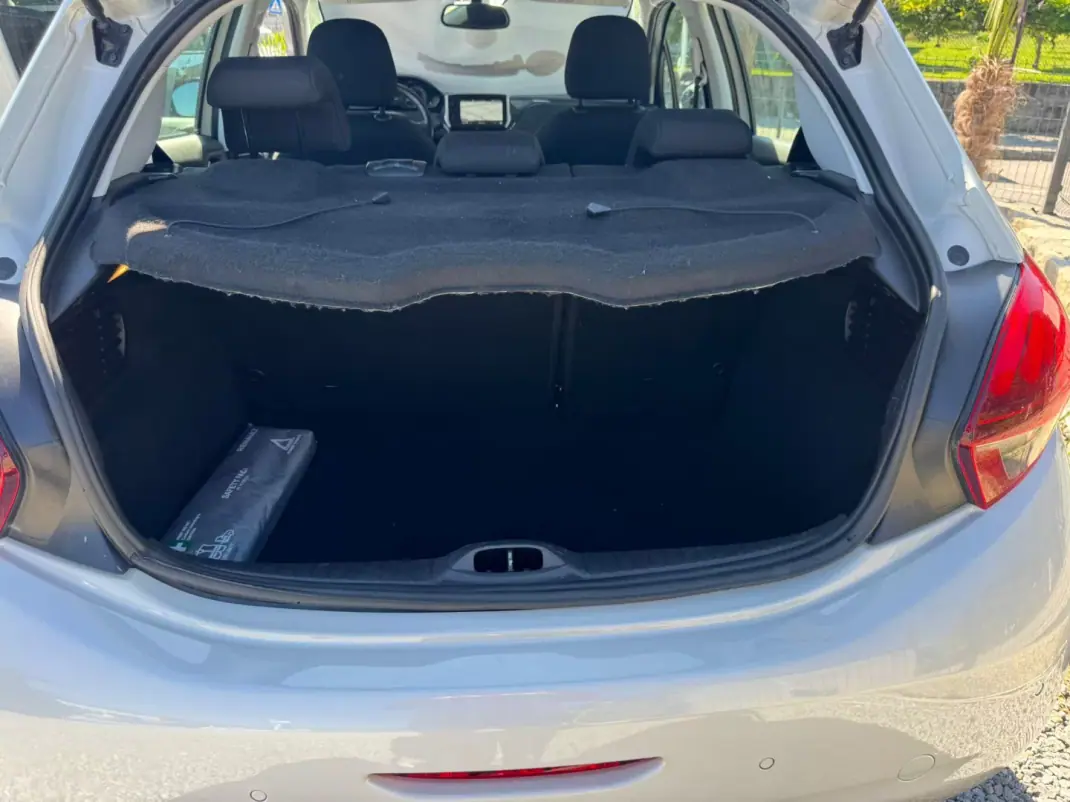 Peugeot 208 2018 - 9990 EUR, 96000 km - 96000km - foto 4 de 7