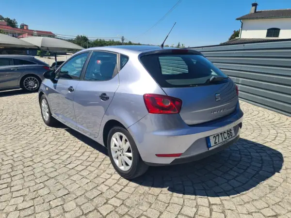 SEAT Ibiza 2017 - 10990 EUR, 93000 km - AUTO.MOTO.pt - 93000km - foto 5 de 17