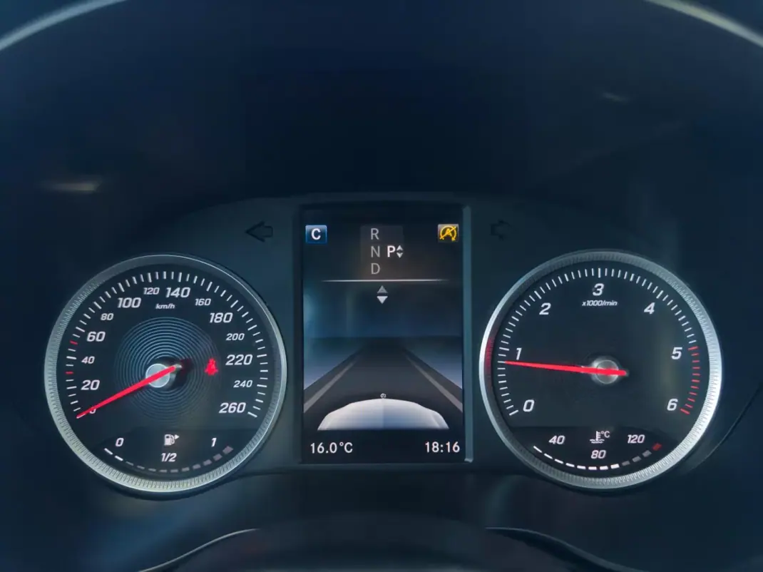 Mercedes-Benz C 200 2015 - 15990 EUR, 213000 km - AUTO.MOTO.pt - 213000km - foto 25 de 43