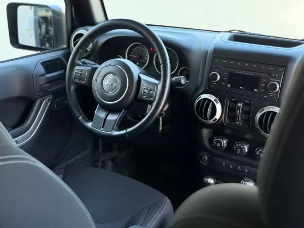 Jeep Wrangler Unlimited 2015 - 52000 EUR, 169769 km - AUTO.MOTO.pt - 169769km - foto 11 de 14
