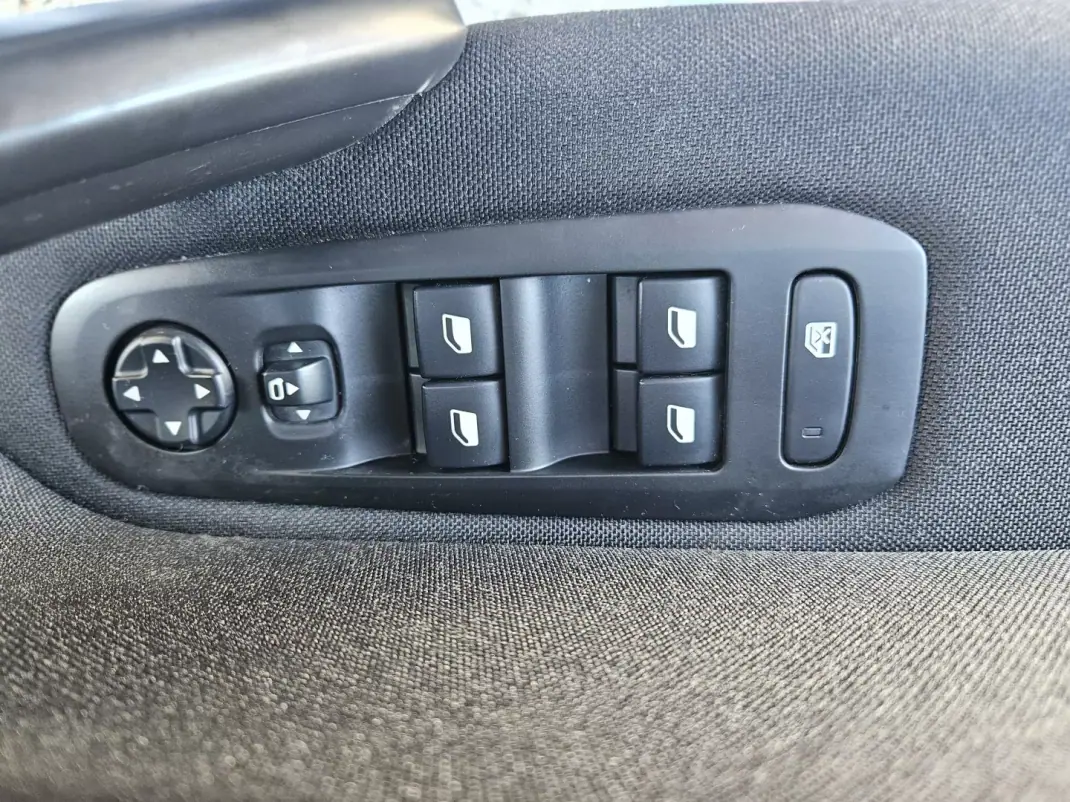 Peugeot 308 SW 2019 - 13800 EUR, 77780 km - AUTO.MOTO.pt - 77780km - foto 41 de 44