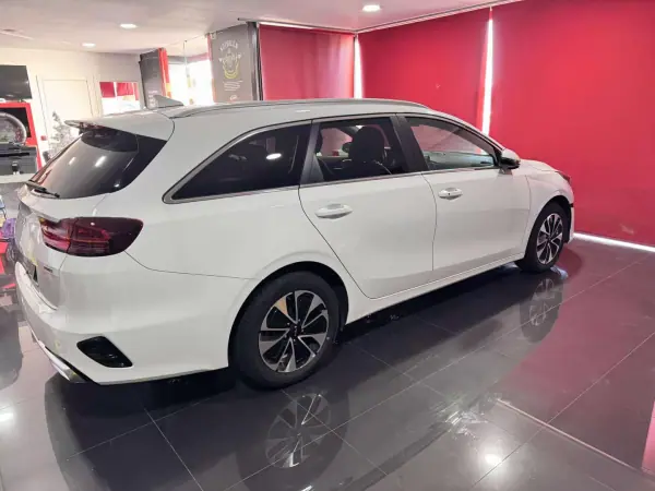 Kia Ceed SW 2023 - 22750 EUR, 83000 km - AUTO.MOTO.pt - 83000km - foto 5 de 19