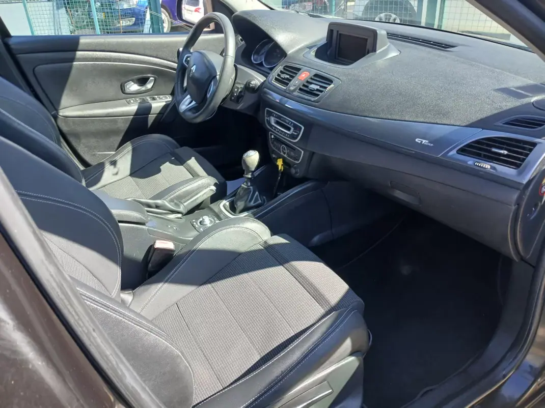 Renault Mégane 2010 - 7800 EUR, 122607 km - AUTO.MOTO.pt - 122607km - foto 23 de 29