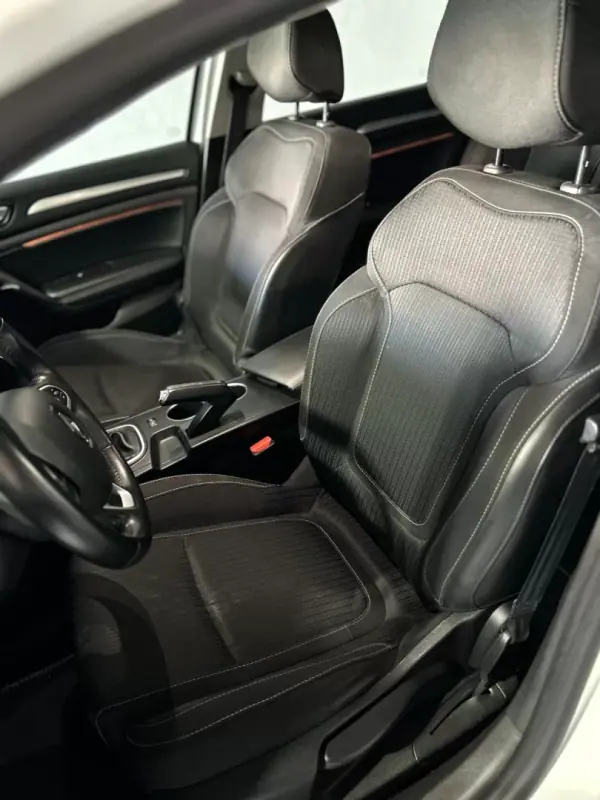 Renault Mégane 2019 - 14250 EUR, 135000 km - AUTO.MOTO.pt - 135000km - foto 10 de 37