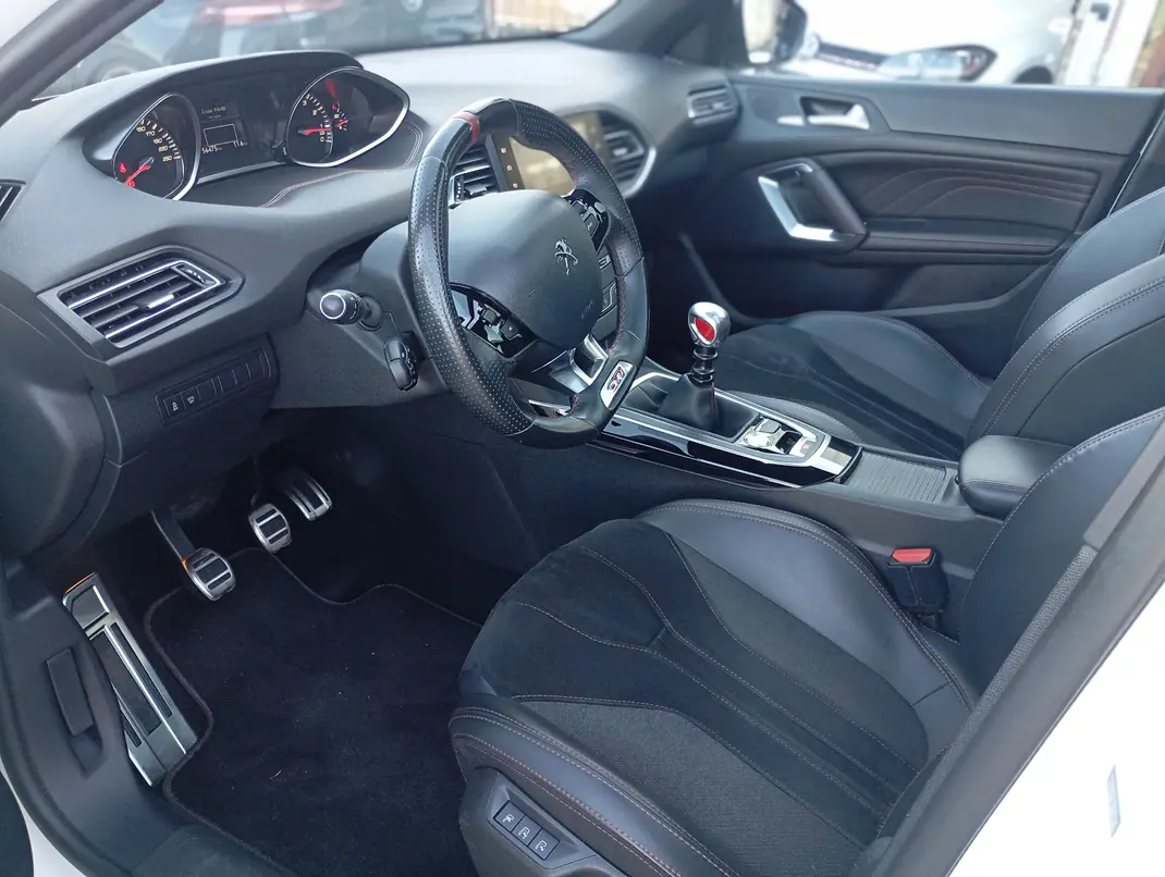 Peugeot 308 2016 - 17999 EUR, 156475 km - AUTO.MOTO.pt - 156475km - foto 4 de 15