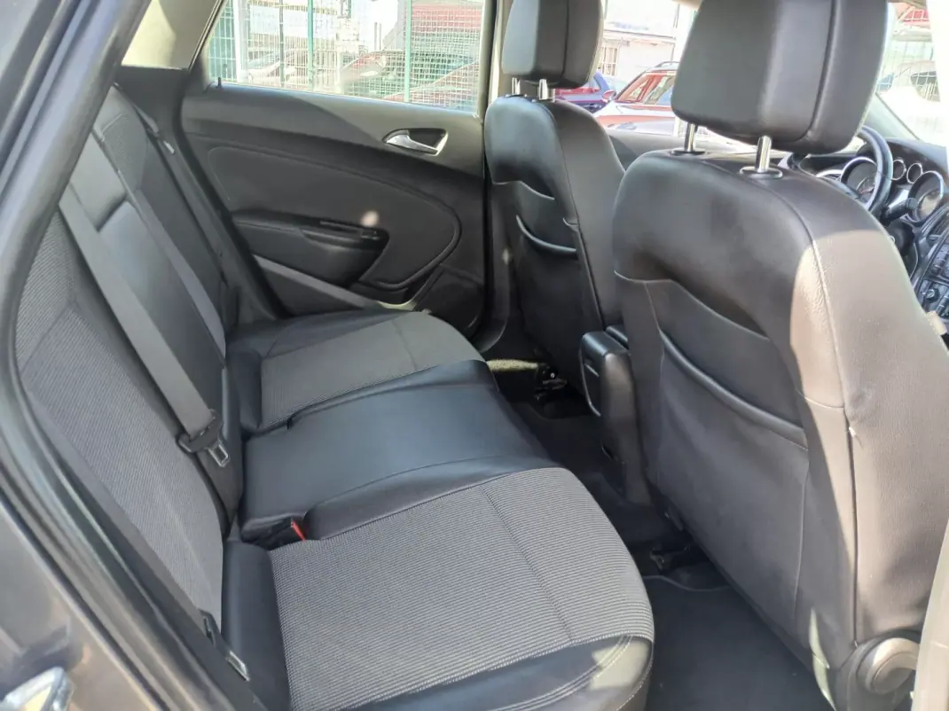 Opel Astra Sports Tourer 2013 - 7350 EUR, 143297 km - AUTO.MOTO.pt - 143297km - foto 19 de 26