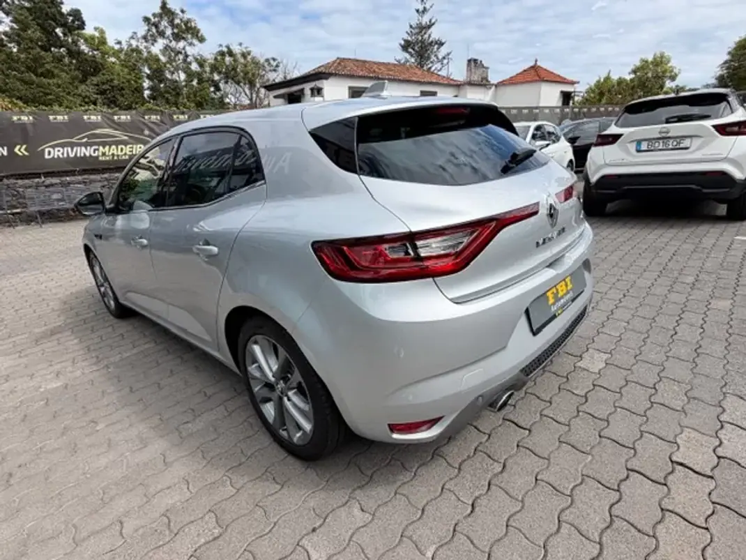 Renault Mégane 2018 - 16900 EUR, 89150 km - AUTO.MOTO.pt - 89150km - foto 9 de 12