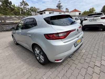 Renault Mégane 2018 - 16900 EUR, 89150 km - AUTO.MOTO.pt - 89150km - foto 9 de 12