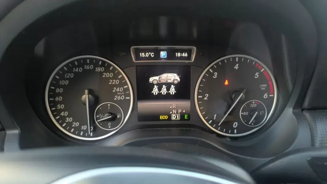 Mercedes-Benz A 180 2014 - 15800 EUR, 180000 km - AUTO.MOTO.pt - 180000km - foto 17 de 23