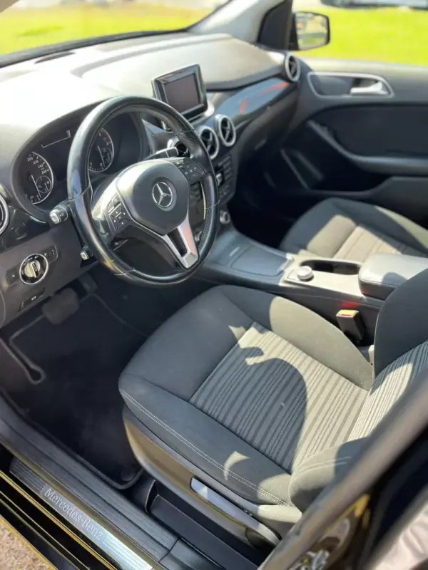Mercedes-Benz B 180 2012 - 12900 EUR, 125490 km - AUTO.MOTO.pt - 125490km - foto 9 de 14