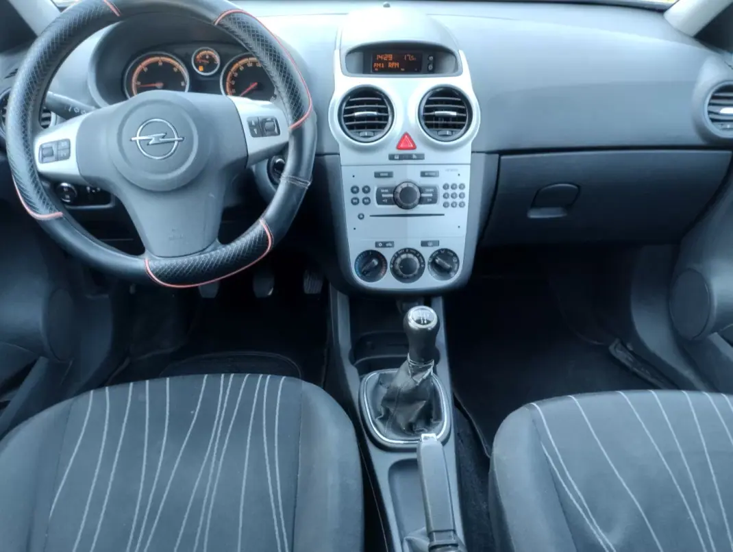 Opel Corsa 2010 - 5000 EUR, 240000 km - AUTO.MOTO.pt - 240000km - foto 21 de 24