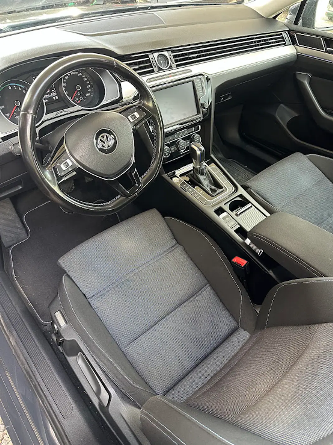 Volkswagen Passat Variant 2017 - 15900 EUR, 165000 km - AUTO.MOTO.pt - 165000km - foto 5 de 8