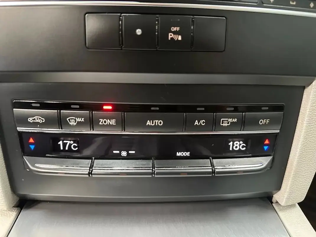 Mercedes-Benz E 250 2011 - 13800 EUR, 336000 km - AUTO.MOTO.pt - 336000km - foto 17 de 19