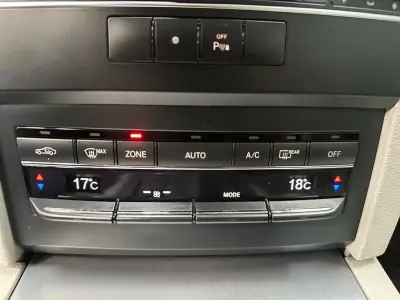 Mercedes-Benz E 250 2011 - 13800 EUR, 336000 km - AUTO.MOTO.pt - 336000km - foto 17 de 19