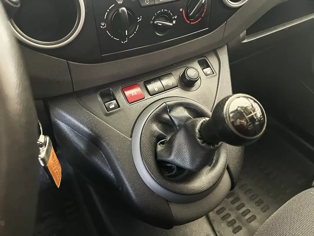 Citroën Berlingo 1.6 BlueHDi L1 Club 3L 2018 - 12600 EUR, 143113 km - AUTO.MOTO.pt - 143113km - foto 12 de 20