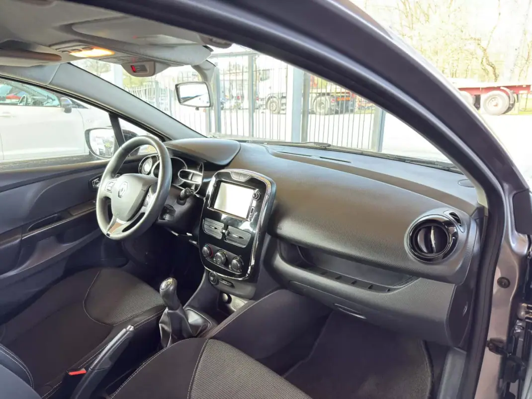 Renault Clio Sport Tourer 2014 - 8950 EUR, 143153 km - AUTO.MOTO.pt - 143153km - foto 29 de 30