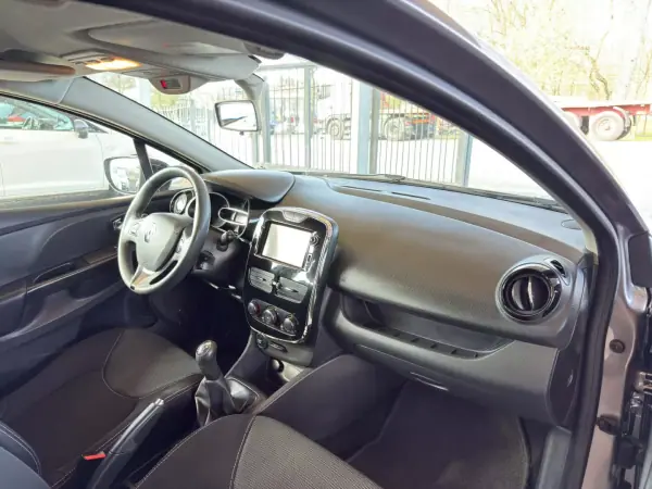 Renault Clio Sport Tourer 2014 - 8950 EUR, 143153 km - AUTO.MOTO.pt - 143153km - foto 29 de 30