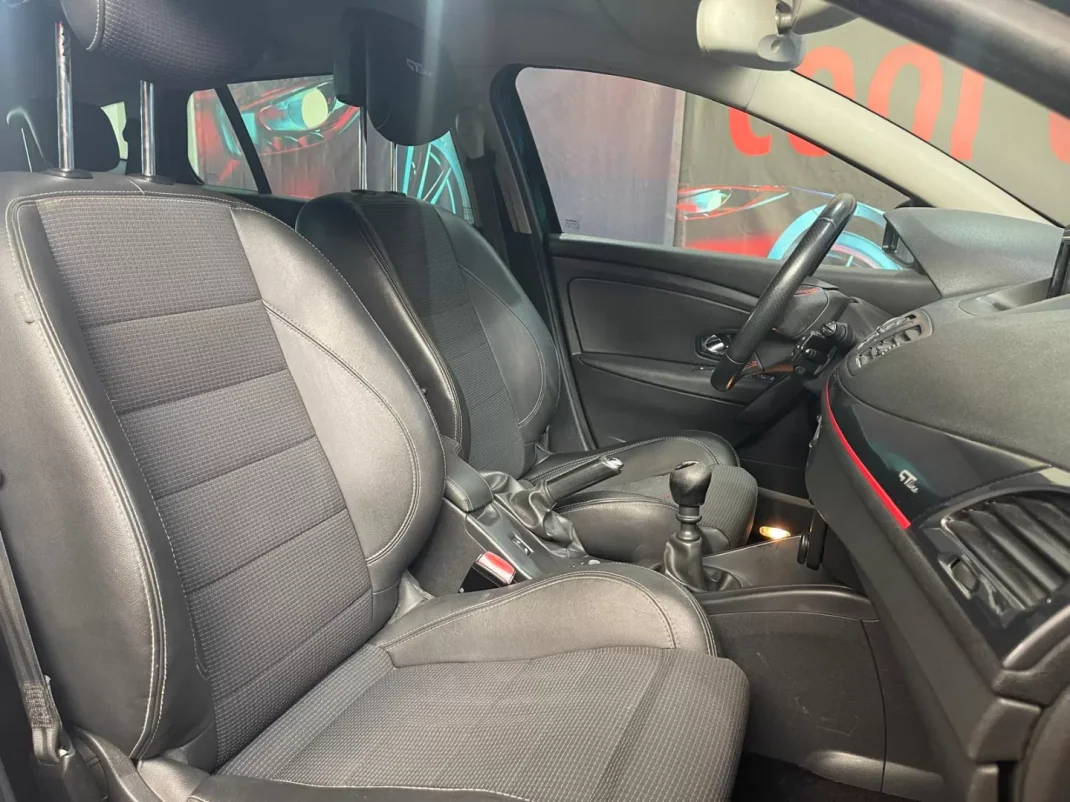 Renault Mégane Sport Tourer 2014 - 9999 EUR, 163000 km - AUTO.MOTO.pt - 163000km - foto 32 de 47