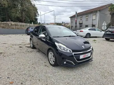 Peugeot 208 2017 - 8900 EUR, 191000 km - AUTO.MOTO.pt - 191000km - foto 2 de 36