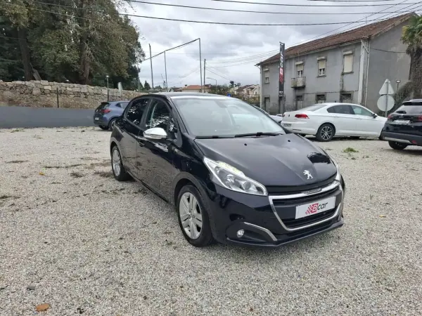 Peugeot 208 2017 - 8900 EUR, 191000 km - AUTO.MOTO.pt - 191000km - foto 2 de 36