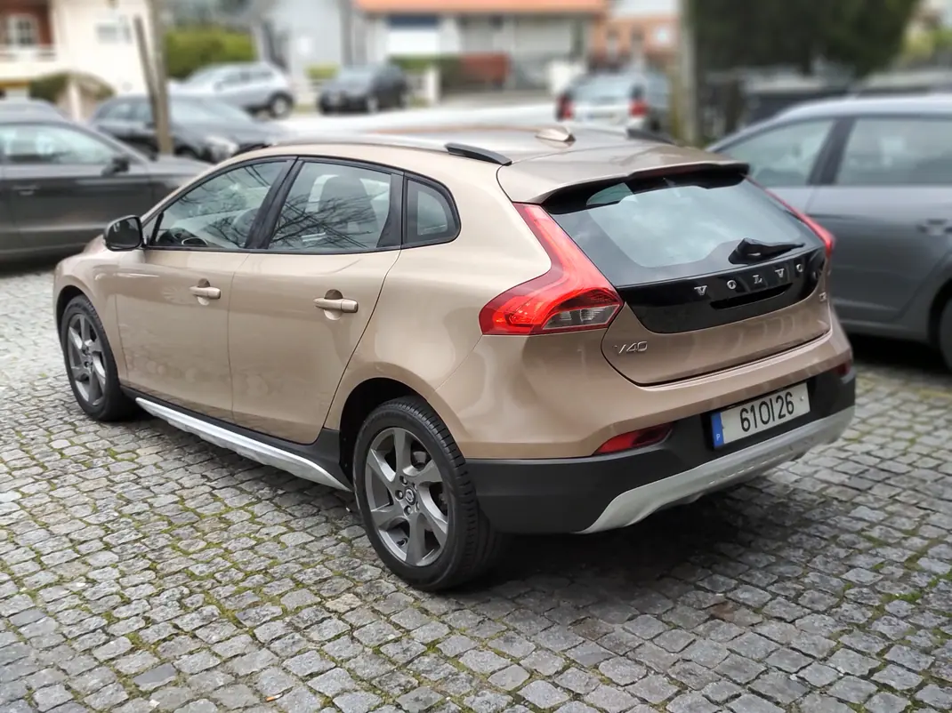 Volvo V40 Cross Country 2014 - 9900 EUR, 235000 km - AUTO.MOTO.pt - 235000km - foto 6 de 15
