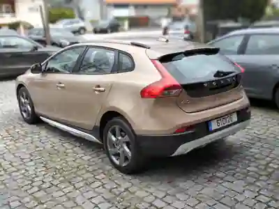 Volvo V40 Cross Country 2014 - 9900 EUR, 235000 km - AUTO.MOTO.pt - 235000km - foto 6 de 15