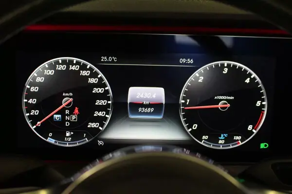 Mercedes-Benz E 220 2018 - 35900 EUR, 93689 km - AUTO.MOTO.pt - 93689km - foto 30 de 41