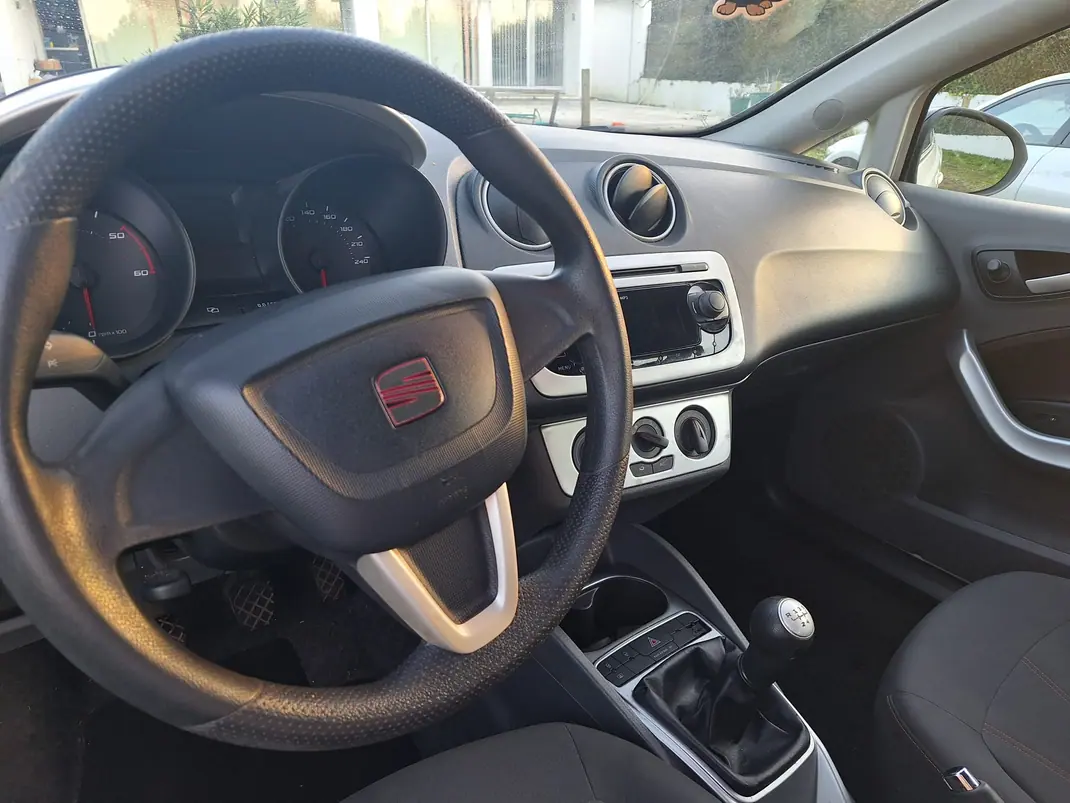 SEAT Ibiza 2011 - 5000 EUR, 102000 km - AUTO.MOTO.pt - 102000km - foto 4 de 6