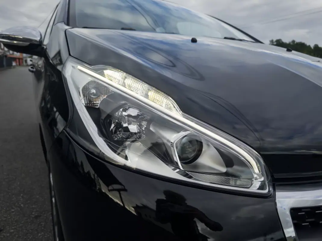 Peugeot 208 2018 - 10990 EUR, 181000 km - AUTO.MOTO.pt - 181000km - foto 4 de 38