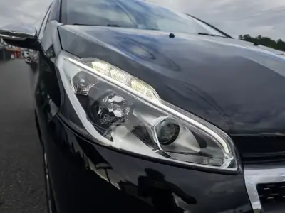 Peugeot 208 2018 - 10990 EUR, 181000 km - AUTO.MOTO.pt - 181000km - foto 4 de 38