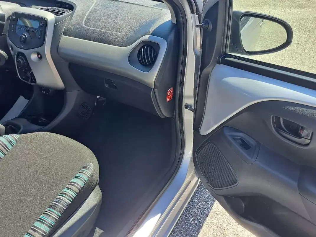 Citroën C1 2018 - 9500 EUR, 80000 km - AUTO.MOTO.pt - 80000km - foto 20 de 39