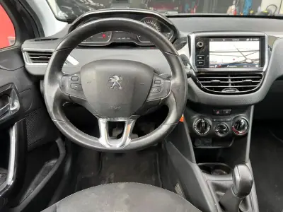 Peugeot 208 2017 - 8550 EUR, 102499 km - AUTO.MOTO.pt - 102499km - foto 7 de 10