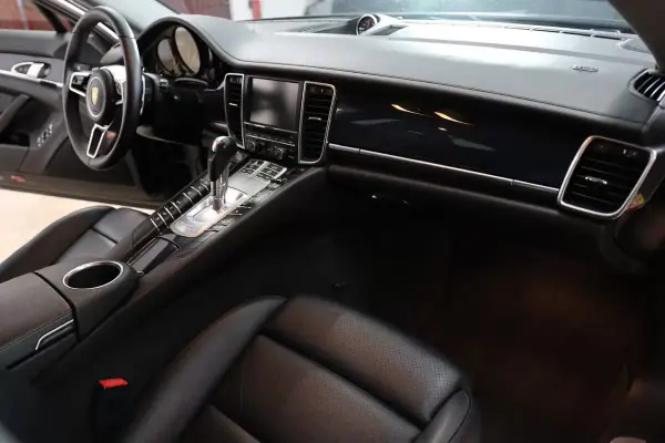 Porsche Panamera 2016 - 53900 EUR, 92706 km - AUTO.MOTO.pt - 92706km - foto 23 de 41