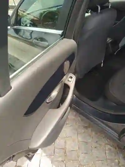 Mercedes-Benz C 180 2015 - 14500 EUR, 230000 km - AUTO.MOTO.pt - 230000km - foto 5 de 10