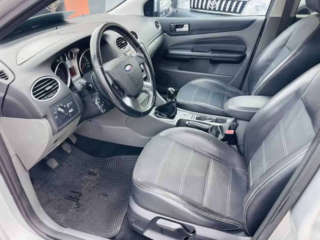 Ford Focus 2010 - 5950 EUR, 213699 km - AUTO.MOTO.pt - 213699km - foto 8 de 12