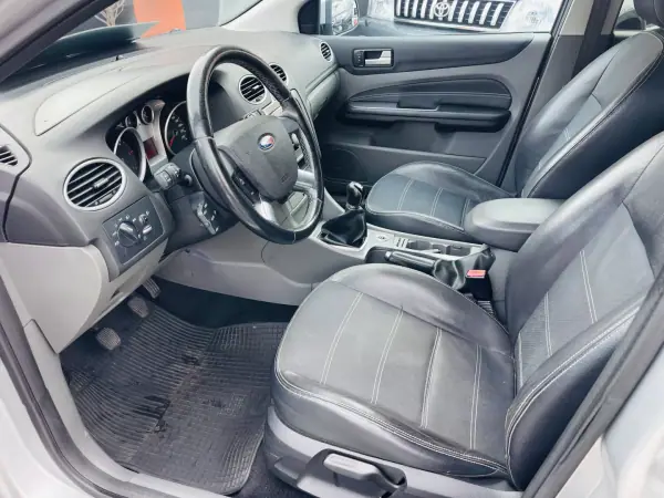 Ford Focus 2010 - 5950 EUR, 213699 km - AUTO.MOTO.pt - 213699km - foto 8 de 12