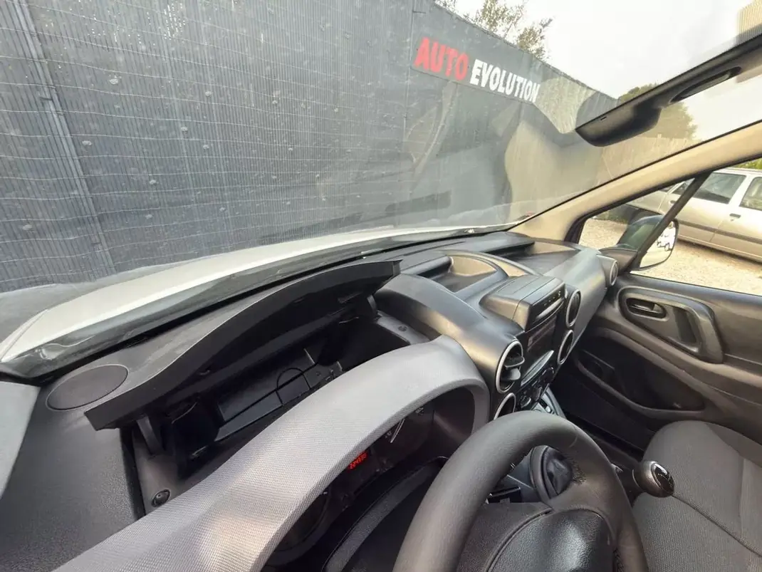 Citroën BERLINGO 1.6hdi 3L AUTOMATICA 2017 - 9950 EUR, 219000 km - AUTO.MOTO.pt - 219000km - foto 22 de 23