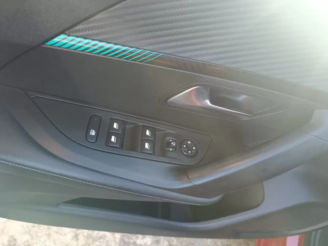 Peugeot 2008 2021 - 18990 EUR, 186919 km - AUTO.MOTO.pt - 186919km - foto 27 de 37