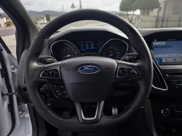 Ford Focus 2017 - 12990 EUR, 79000 km - AUTO.MOTO.pt - 79000km - foto 15 de 16