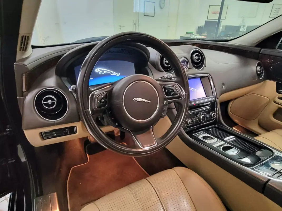 Jaguar XJ 2012 - 19950 EUR, 255600 km - AUTO.MOTO.pt - 255600km - foto 19 de 33