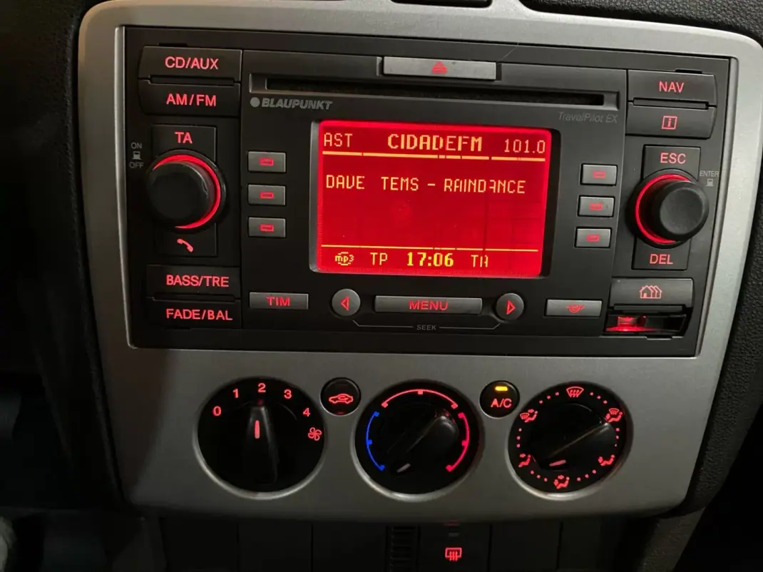 Ford Focus 2007 - 2750 EUR, 381400 km - AUTO.MOTO.pt - 381400km - foto 12 de 19