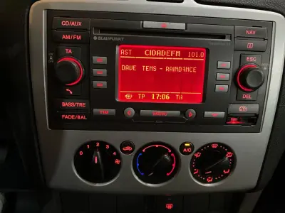 Ford Focus 2007 - 2750 EUR, 381400 km - AUTO.MOTO.pt - 381400km - foto 12 de 19