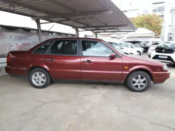 Volkswagen Passat 1994 - 2250 EUR, 333645 km - AUTO.MOTO.pt - 333645km - foto 4 de 13