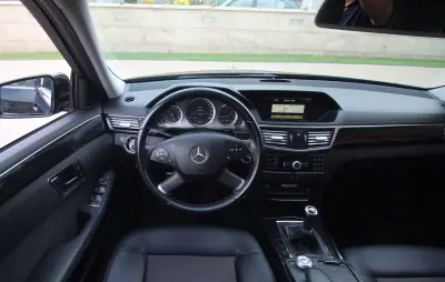 Mercedes-Benz E 250 2010 - 13990 EUR, 245000 km - AUTO.MOTO.pt - 245000km - foto 15 de 48