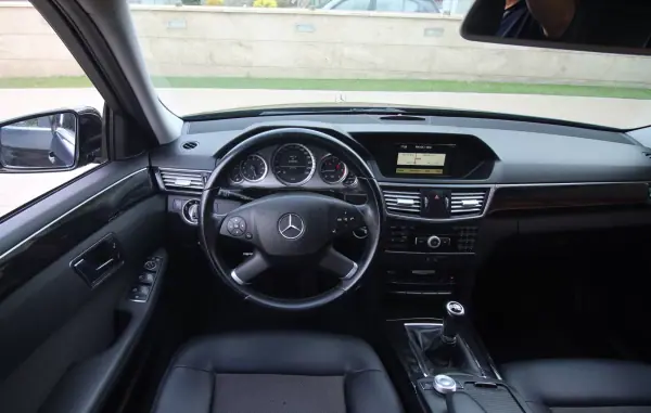 Mercedes-Benz E 250 2010 - 12990 EUR, 245000 km - AUTO.MOTO.pt - 245000km - foto 15 de 48