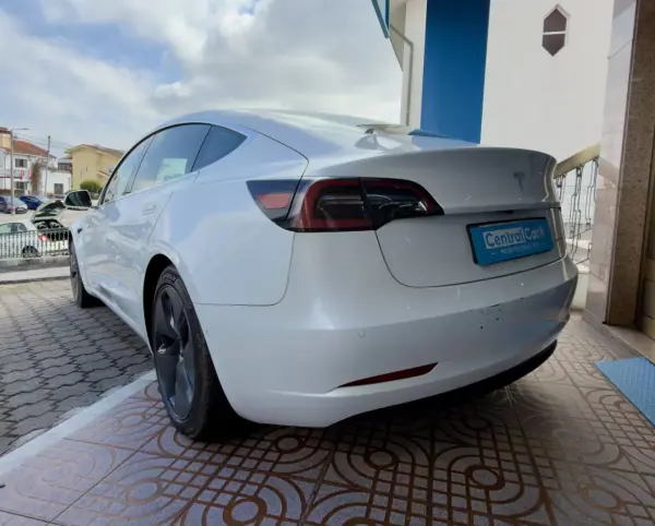 Tesla Model 3 2020 - 27950 EUR, 97000 km - AUTO.MOTO.pt - 97000km - foto 8 de 26