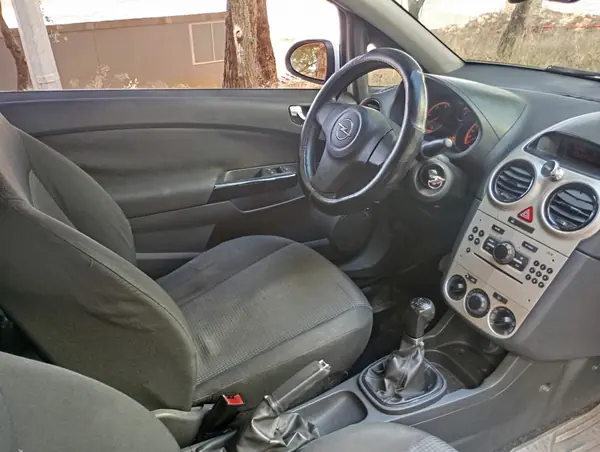 Opel Corsa 1.3 CDTI Van 2009 - 3650 EUR, 206247 km - AUTO.MOTO.pt - 206247km - foto 11 de 13